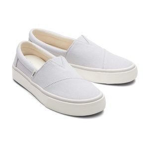 Women’s light gray TOMS size 6 (fits like 6 1/2 - 7).